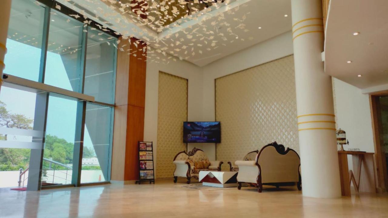 Radisson Hotel Bareilly Airport Exteriör bild