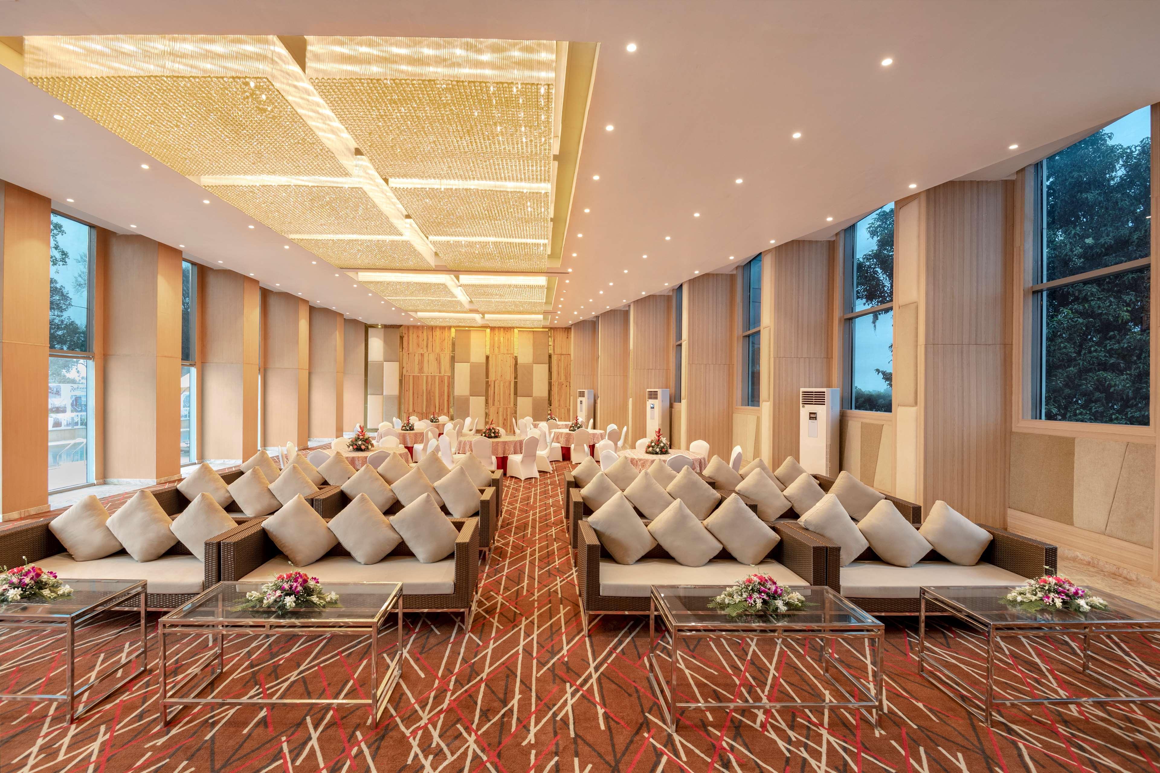 Radisson Hotel Bareilly Airport Exteriör bild